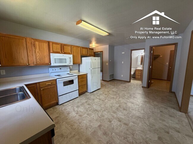Building Photo - 427–429 Sabre Circle