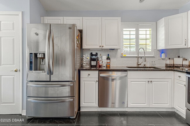 Building Photo - 6 Oak Village Dr