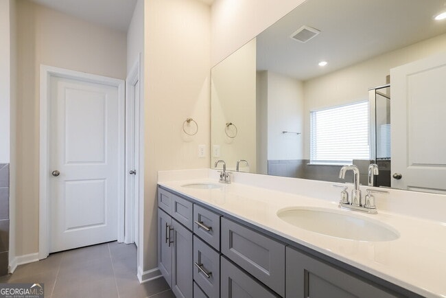 Building Photo - 5825 Hackberry Ln
