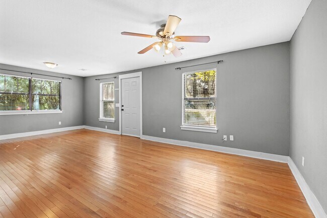 Building Photo - Beautiful home located in the heart of Fayetteville