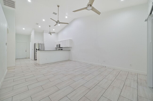 Building Photo - ** Rarely Available  ~ 3/2 Duplex W/ 2 Car Garage ~ Updated **