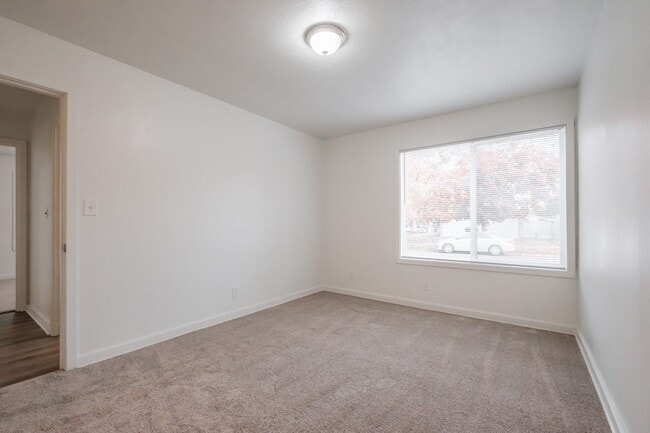 Building Photo - 2490 Maple Ave NE