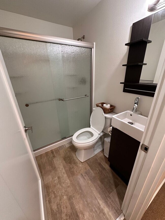 Building Photo - Large UW Townhome available 9/1 for 2025-2...