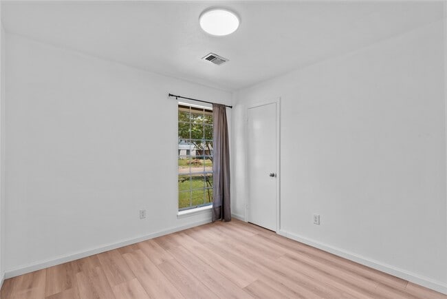 Building Photo - 5607 Viking Dr