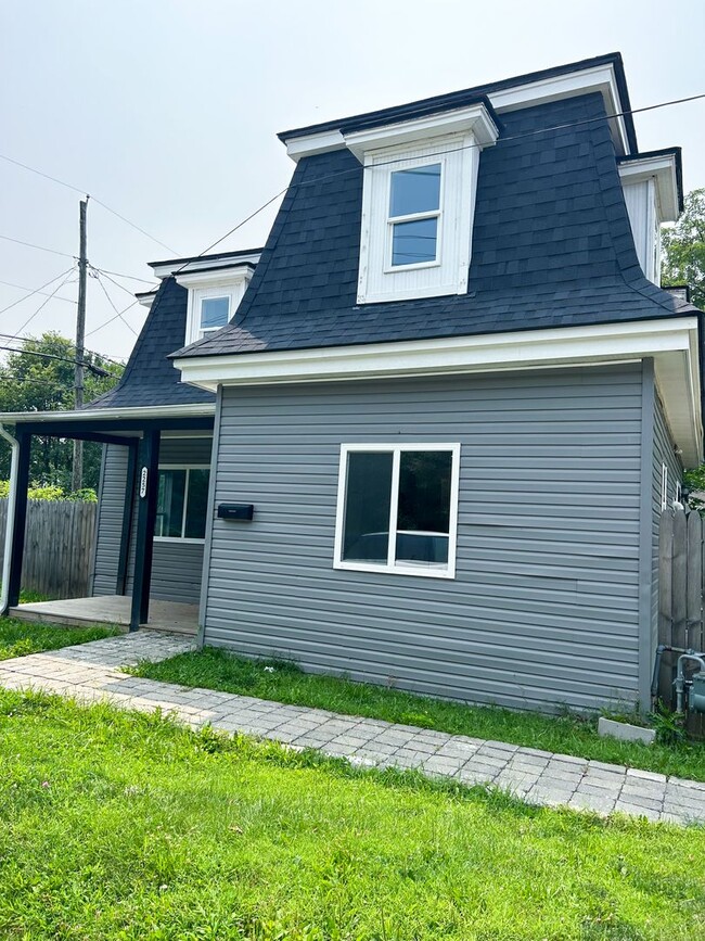 Building Photo - Beautifully Updated 3BR Two-Story Home w/ Fenced Yard & Off-Street Parking