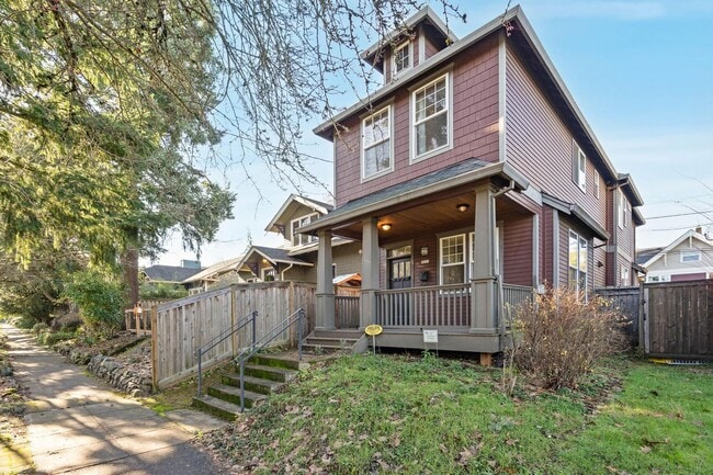 Building Photo - Beautiful 3-bdrm/2.5-bath contemporary craft home w/ lots of character. A/C, fireplace, fenced ba...