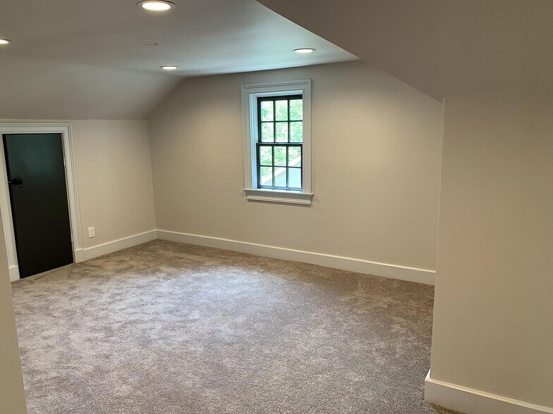 Building Photo - 200 1st Ave