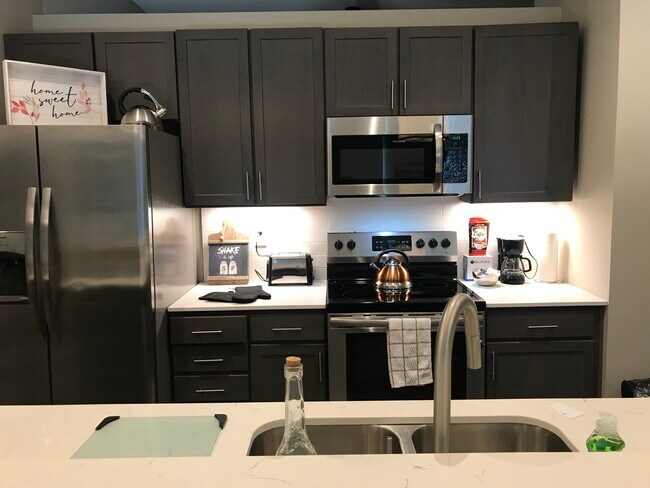 Kitchen - The Flats on Archer - Reduced Rates on All Units!