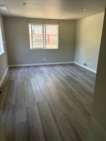 bedroom/ office - 4460 Stanford Ave