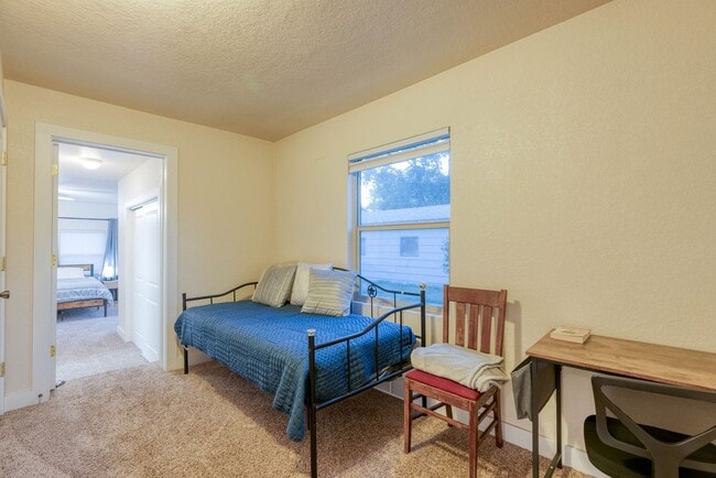 Building Photo - Fully Furnished 3BD + Den/2BA, Convenientl...
