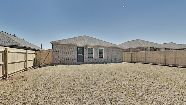 Building Photo - Very Nice 3 Bedroom 2 Bath Home in Yukon S...