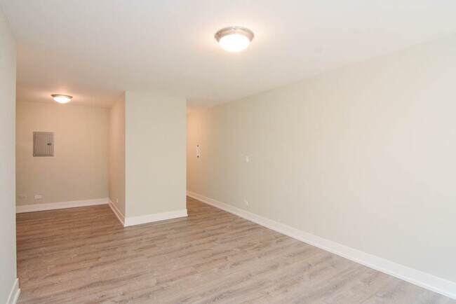 Building Photo - 533 W Surf St