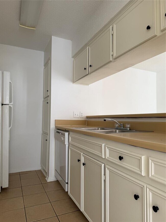 Building Photo - 10616 Mellow Meadow Dr