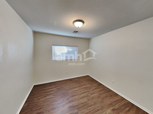 Building Photo - 286 E Mountain Alder St