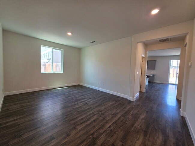 Building Photo - Newer 5 Bedroom 4.5 Bathroom in SE Visalia!! Coming soon!!