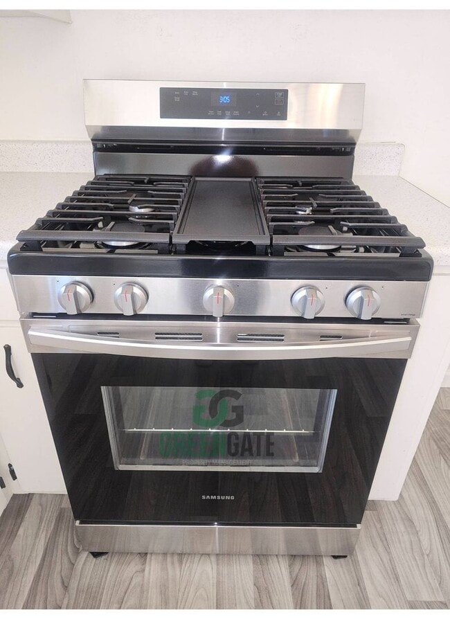Building Photo - 3 BEDROOM 2 BATH HOME MOVE IN READY IN MOD...