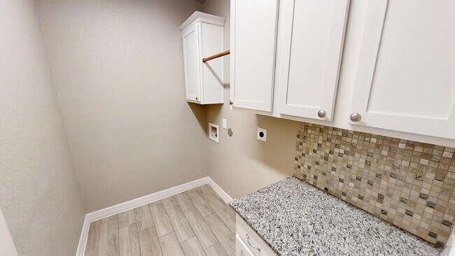 Building Photo - "Charming 4-Bedroom Retreat with Granite Elegance & Cozy Fireplace in Killeen!"
