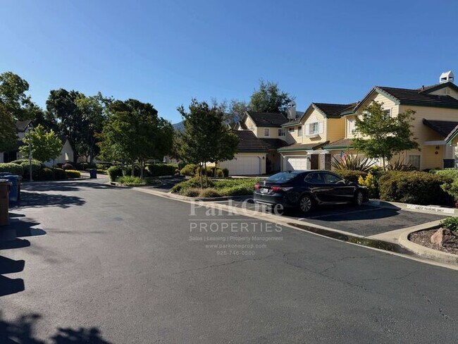 Building Photo - Updated Townhouse in Clayton Available for Lease now!