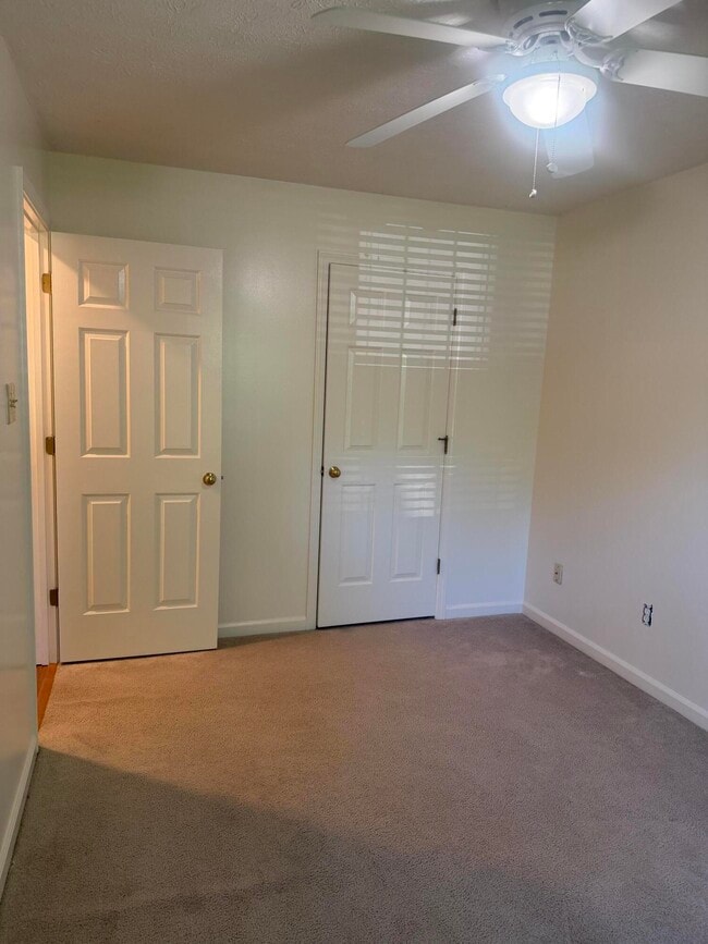Building Photo - 837 Ridgebrook Rd