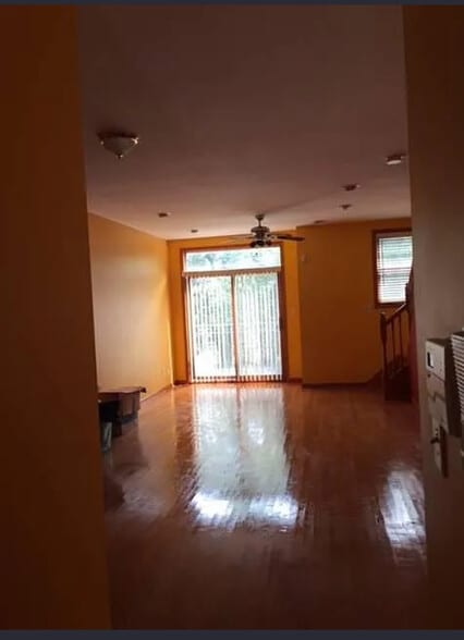 Building Photo - 1322 W 31st Pl