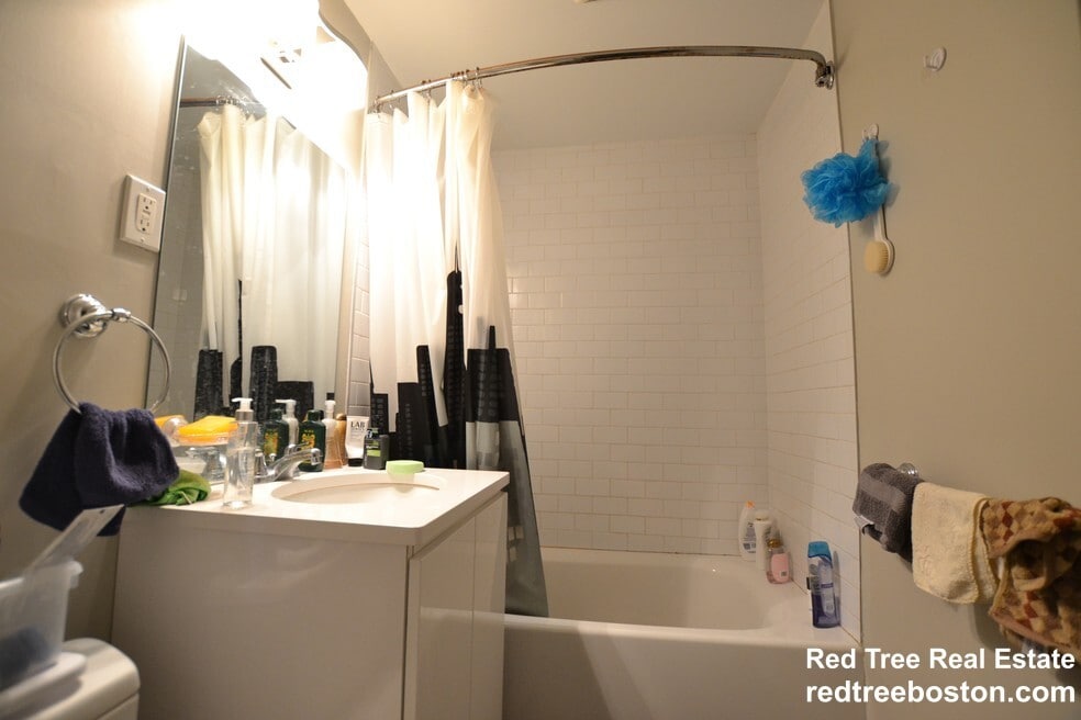 Building Photo - 17 Greylock Rd