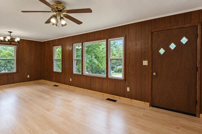 Building Photo - 297 Anderson Ln