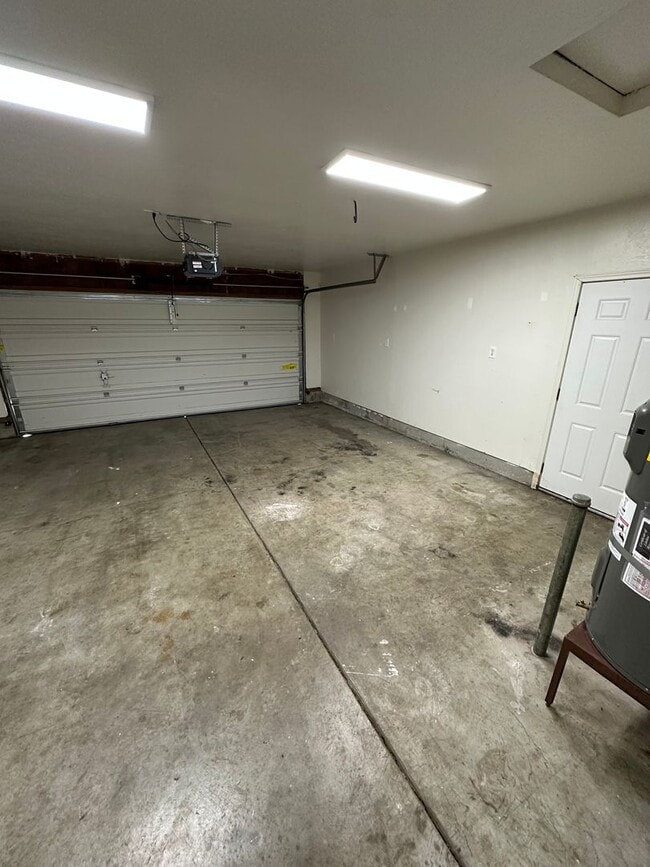 Building Photo - 1/2 Off 2nd Months' Rent