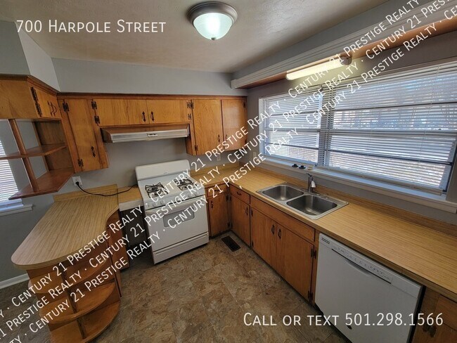 Building Photo - 700 Harpole St