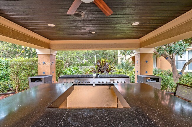 Building Photo - 19501 E Country Club Dr