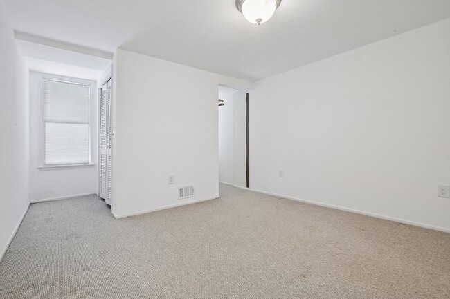 Building Photo - 13 Eton Ct