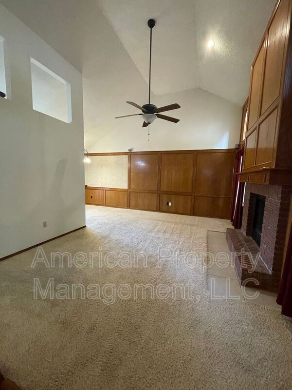 Building Photo - 712 West 119th Pl S