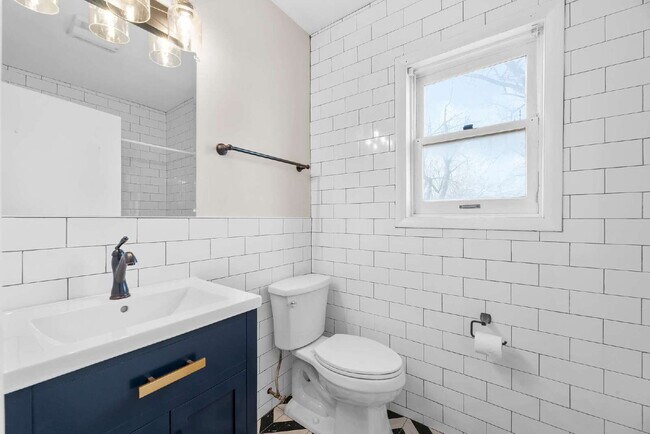 Building Photo - "Beautiful 3-Bedroom, 2-Full Bath Duplex Featuring Hardwood Floors and a Fenced Yard!"