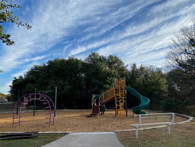 Building Photo - 516 Lark St