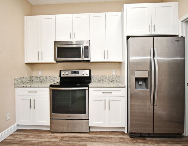 Building Photo - Lovely Remodeled 4/2 Home