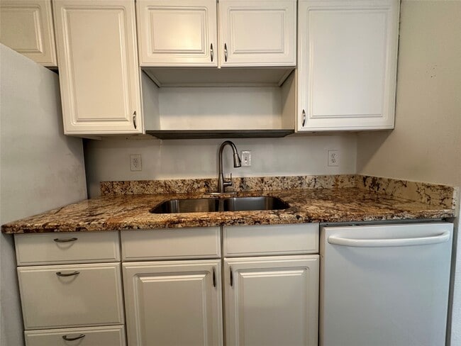 Building Photo - 2125 Augusta Dr