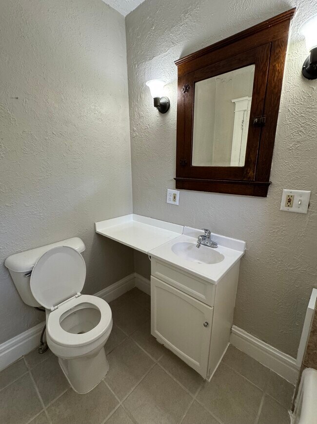 Building Photo - 2 Arbor St