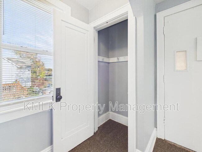 Building Photo - 903 Donald Ave