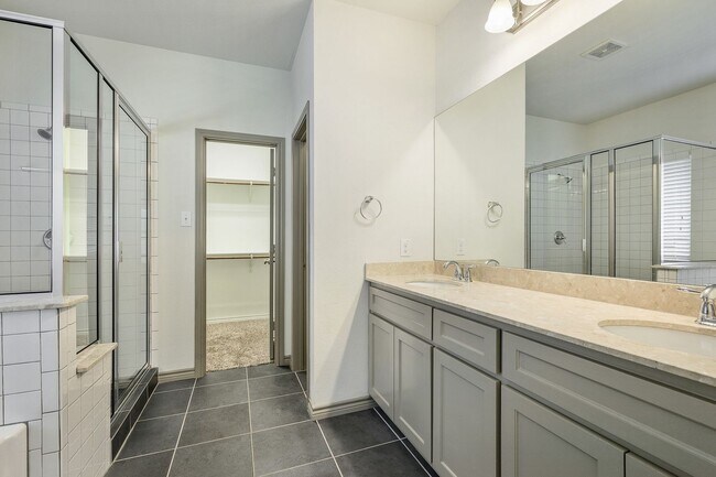 Building Photo - * MOVE IN SUMMER 7/17/2027 * 6 Bed 4 Bath  Family Home Your Own Private Backyard