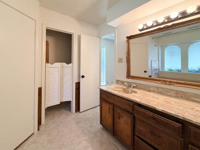 Building Photo - 3 Bedroom, 2 Bath Home in Burleson - Great Location!