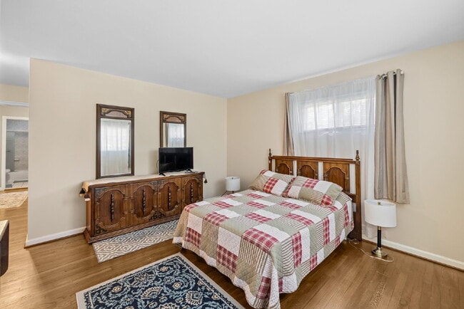 Building Photo - Gorgeous Central Single Family in Heart of Rockville