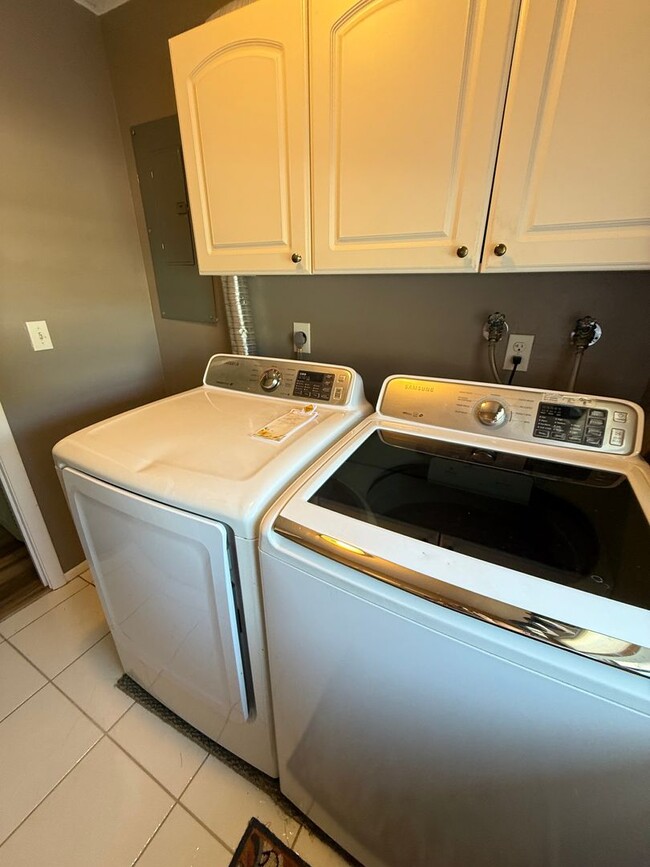 Building Photo - 2 Bedroom/2 Bathroom Available Now! 55+ An...