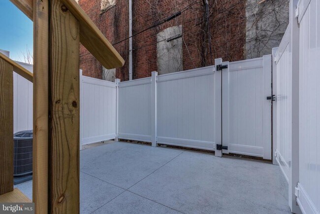 Building Photo - 141 W Huntingdon St