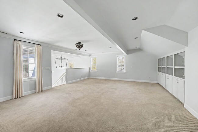 Building Photo - Beautiful 4BD/3.5BA home in the heart of Green Hills.