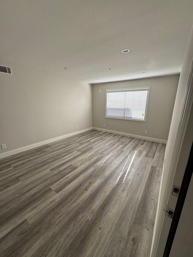 Building Photo - 922 Benito Ave