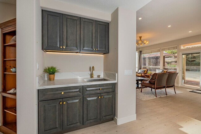 Building Photo - Fully Furnished! Prestige Luxury Single 5bed 3bath House