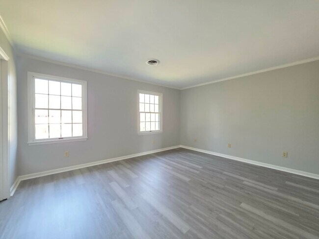 Building Photo - 830 Larch Way