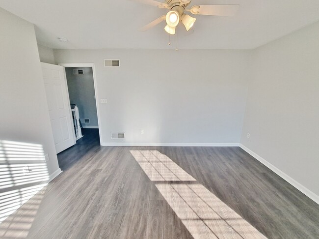 Building Photo - 3 Bed / 1-1/2 Bath Single Family Townhome ...