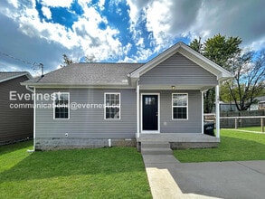 Building Photo - 908 E 16th Ave