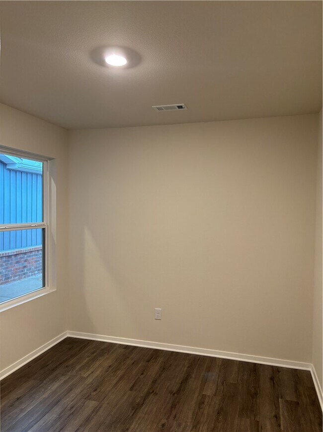 Building Photo - 6608 NW Altus St