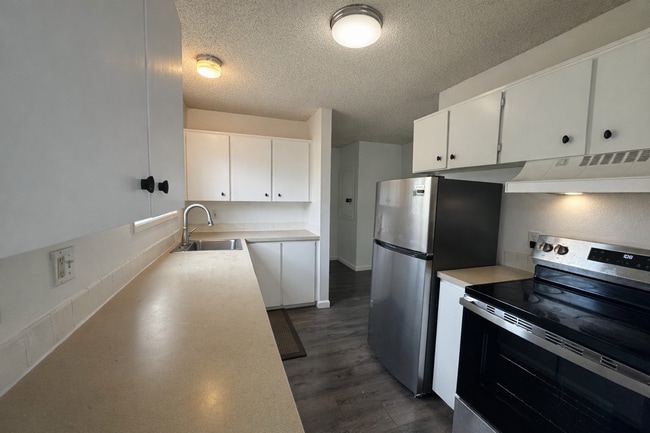 Building Photo - Open & Bright SW Portland 3 Bedroom Home - End Unit & Nature Views